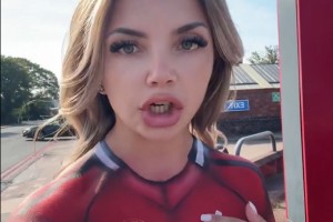 英超直播-人体艺术？太阳报：穿着暴露的女球迷遭老特拉福德拒绝入内