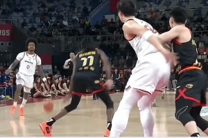 洛夫顿补篮得手上海轰出一波10-0，三节末已经抹平分差