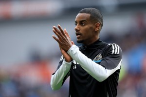 足球赛程-纽卡斯尔强硬回应伊萨克传闻，拒绝与利物浦展开转会谈判